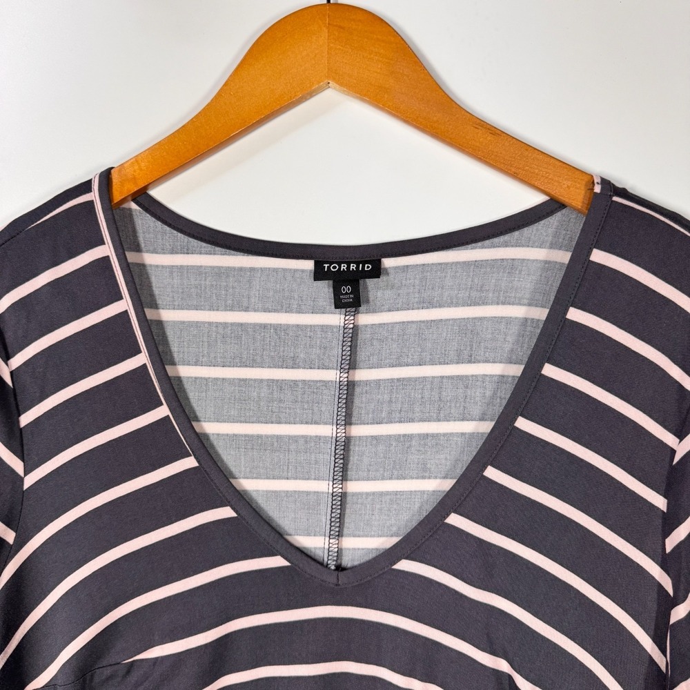 Torrid Women's Top Size 00 Gray White Stripe V Neck Tunic Short Sleeve Plus - Picture 2 of 9